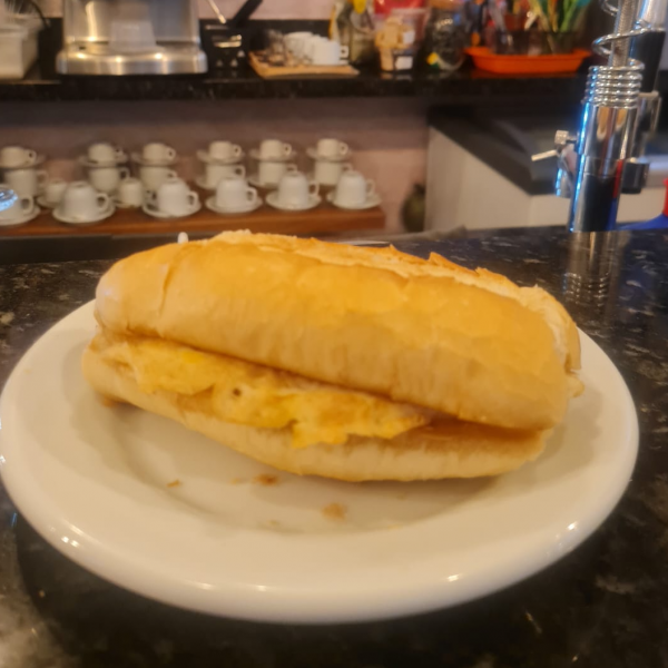 Pão com Queijos e Ovos Fritos